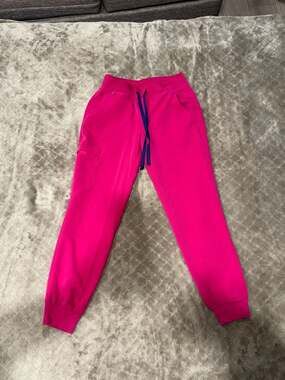 FIGS Zamora Jogger Scrub Pants in Raspberry Pink XS Petite
